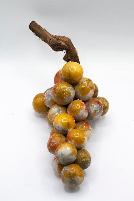 Figuur - Druiventros gemaakt van Toscaanse marmer op een, Antiek en Kunst, Curiosa en Brocante