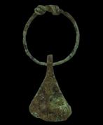 Viking periode Bronzen bijl hanger amulet met ring. (Zonder