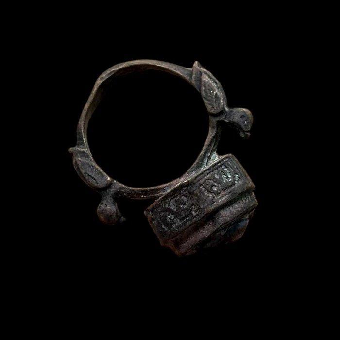 Post-middeleeuws Brons Ring - mozaïek glas pasta ring, Antiek en Kunst, Antiek | Overige Antiek
