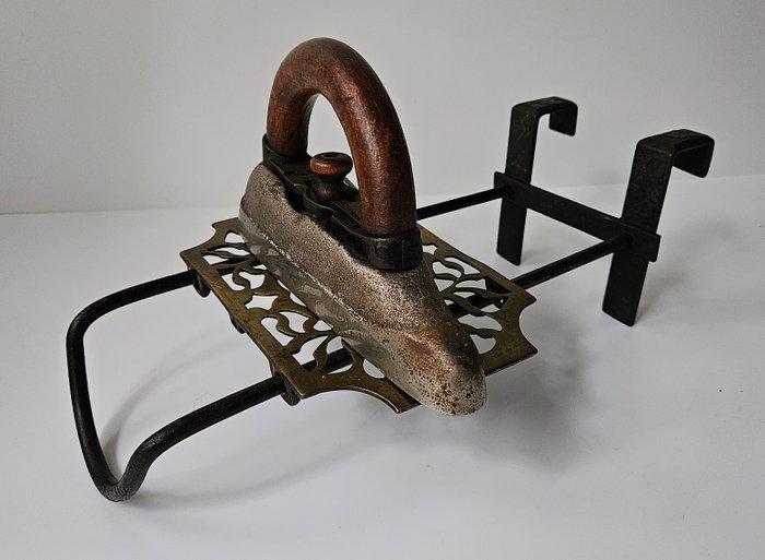 Op zeldzame geleide rails - Strijkijzer - Smeedijzer - Koper, Antiek en Kunst, Curiosa en Brocante