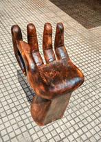 Stoel - Teak - Beeldhouwwerk / stoel in de vorm van een hand, Antiek en Kunst