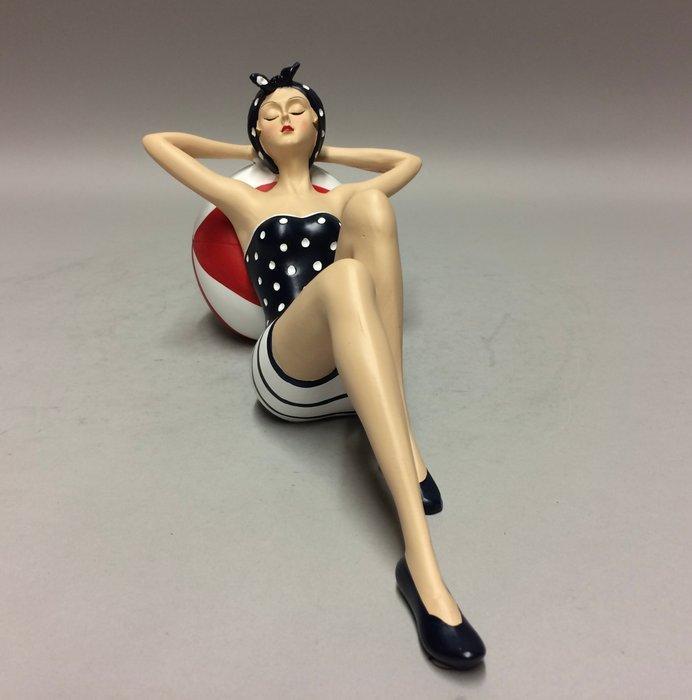 Figurine - Vrouw met strandbal - Polystone - pierre broyée, Antiek en Kunst, Curiosa en Brocante