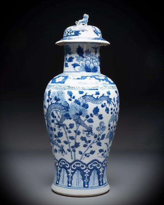 Een groot antiek Chinees blauw en wit draak vaas met, Antiek en Kunst, Antiek | Overige Antiek