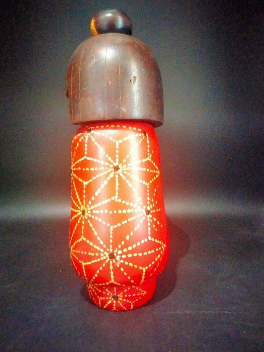 Kazuo Takamizawa - Beeldje, Vintage kokeshi met rode kimono, Antiquités & Art, Curiosités & Brocante
