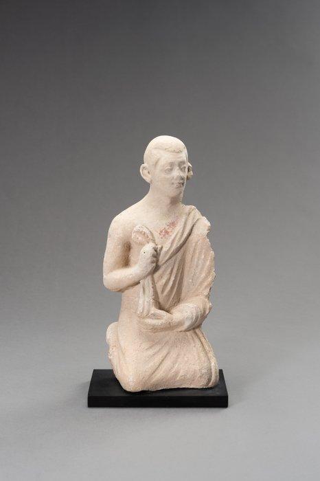Gandhara Stuc UNE FIGURE EN STUCCO DUN MOINE, GANDHARA -, Verzamelen, Mineralen en Fossielen