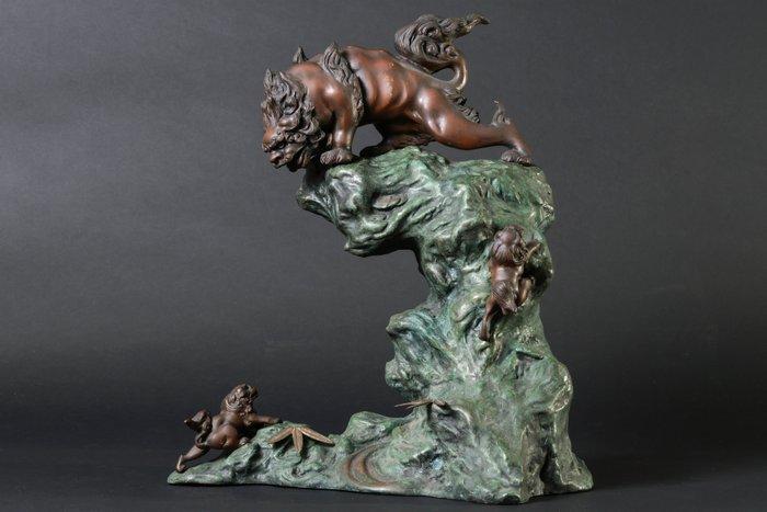 Ouder en twee leeuwenkalfjes op een rots met bamboebladeren., Antiek en Kunst, Antiek | Overige Antiek