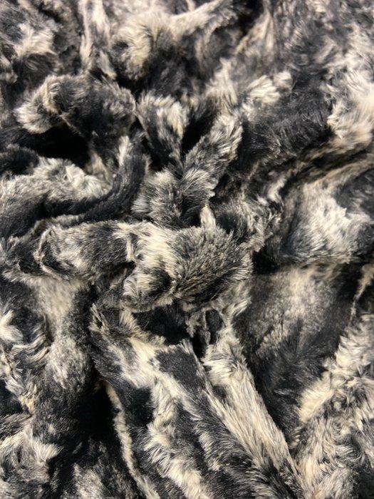 Prachtig en zeer zacht bontje in roomwit en zwart. - Textiel, Antiek en Kunst, Antiek | Tapijten, Tafelkleden en Textiel