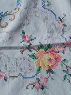 Tafelkleed - 137 cm - 91 cm - Bloemenmotief handgeborduurd