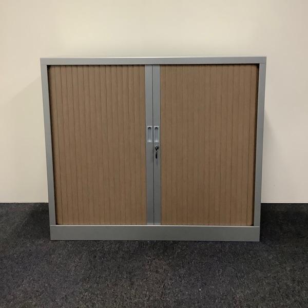 Roldeurkast / archiefkast vv 2 legborden en sleutel (hxbxd), Maison & Meubles, Armoires | Armoires à porte coulissante & Armoires à archives