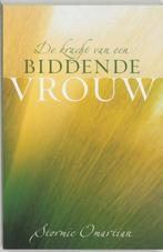 De kracht van een biddende vrouw 9789060679081, Boeken, Verzenden, Gelezen, Stormie Omartian