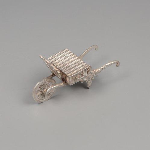 H. Hooijkaas NO RESERVE Kruiwagen - Miniatuur figuur - .835, Antiek en Kunst, Antiek | Zilver en Goud