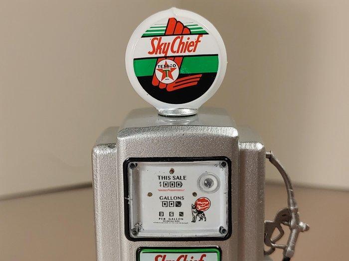 Greenlight 1:18 - Modelauto - 1948 Wayne 100-A Gas Pump *, Hobby en Vrije tijd, Modelauto's | 1:5 tot 1:12