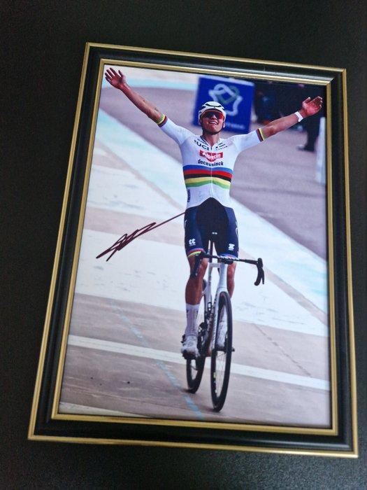 Paris Roubaix - Mathieu vd Poel - Foto, Verzamelen, Overige Verzamelen
