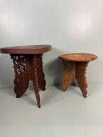 Tafel (2) - Charmante Set van 2 Houtsnijwerk Tafeltjes als