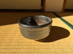 Japanse theekom (Chawan), zwart glazuur met oven-effecten,