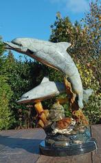 Sculpture, Zwaar beeld van twee dolfijnen in gekleurd brons