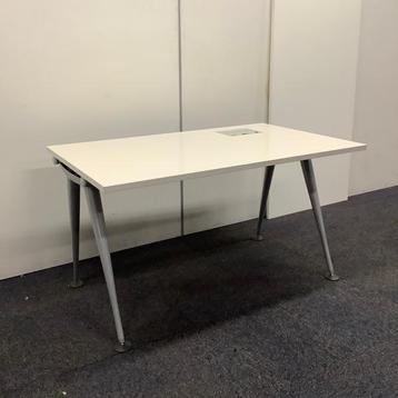 Tweedehands herman Miller design tafel / bureau met elektra
