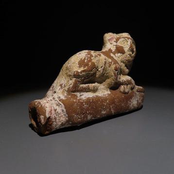 Égypte ancienne Terre cuite Lampe à huile en forme de lion.