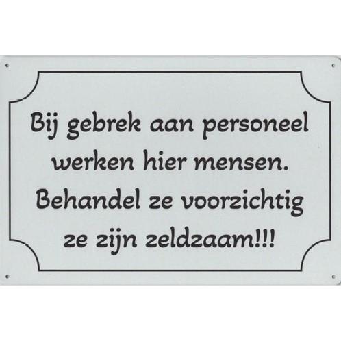 Wandbord reclamebord schild Bij Gebrek aan Personeel bord, Verzamelen, Retro, Huis en Inrichting, Verzenden