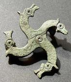 Romain antique Bronze Broche attrayante en forme de svastika, Antiek en Kunst