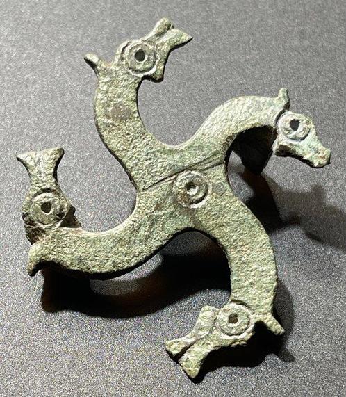 Romain antique Bronze Broche attrayante en forme de svastika, Antiek en Kunst, Antiek | Overige Antiek