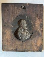 Gouden bronzen medaillon in een houten lijst - 23 x 27 cm -