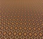 Textiel met geometrisch ontwerp in nuances van hazelnoot,