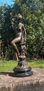 sculptuur, jachtgodin Diana Dianas Nymph naar L. Ledieu -