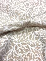 Elegante en delicate stof met een maritiem koraalmotief in