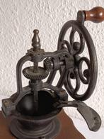 antike Kaffeemühle mit Handkurbel aus Gusseisen -