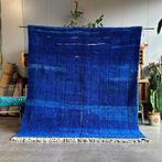 Modern Marokkaans Berber-tapijt in levendig blauw met, Nieuw