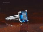 1 Witgouden ring met een blauwe laboratory grown.., Bijoux, Sacs & Beauté, Accessoires Autre, Ophalen