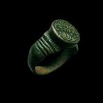 Middeleeuwse Kruistijd Brons Zeer mooie signetring (Zonder