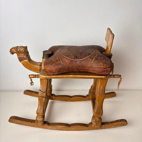 Kindermeubels - Kameel wiebelstoel - Hout, Leder, Antiek en Kunst, Curiosa en Brocante