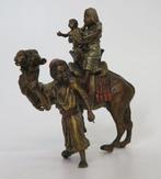 Beeldje - Weens brons, kameel met drie figuren - Koud