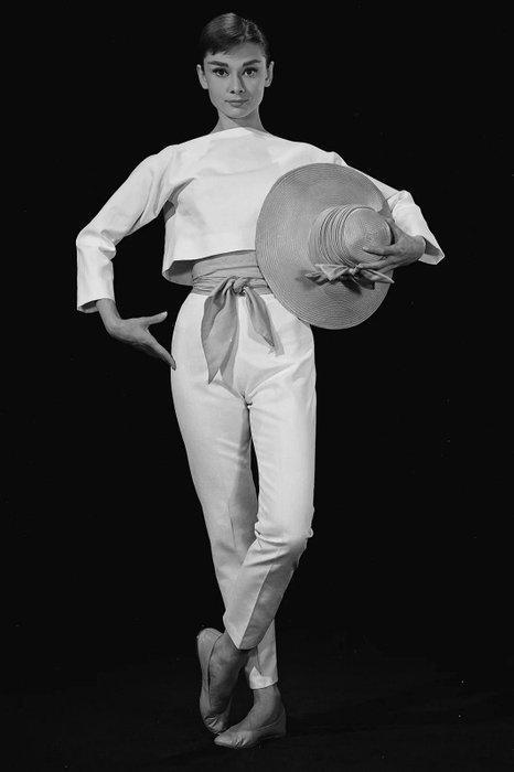 Audrey Hepburn - Standing with hat at Funny Face, (1957) -, Antiek en Kunst, Kunst | Designobjecten
