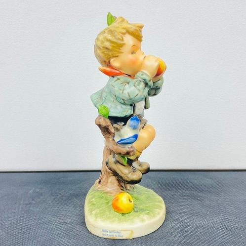 Hummel #403 An Apple A Day TMK8 + Original Box - Beeldje -, Antiek en Kunst, Curiosa en Brocante