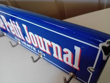 Emaille bord met kapstokhaken Le Petit Journal en vente