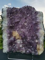 Prachtig groot amethiststuk met calciet, geometrische