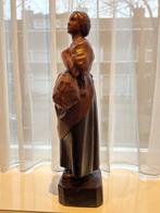 Beeld, Handgesneden houten beeld van staande vrouw -