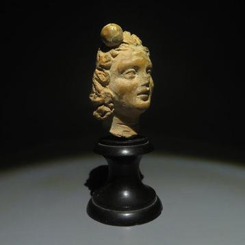 Grec antique mycénien Terre cuite Tête féminine. IVe siècle, Collections