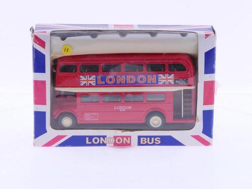Schaal 1:64 FISA London Routemaster Red Double Decker Bus..., Hobby en Vrije tijd, Modelauto's | Overige schalen, Zo goed als nieuw