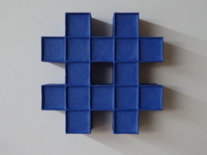 Hans Meeuwsen - Relief, 2025 - 56 Indisch blauwe hashtag -, Antiek en Kunst, Kunst | Designobjecten