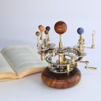 Met de hand gemaakt mechanisch orrery met zon, Mercurius,