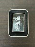 Zippo, Epe - E08 - Elvis presley performing by Betty Harper, Verzamelen, Nieuw