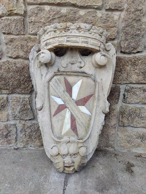 sculptuur, Fantastico stemma araldico - 90 cm - Marmer -, Antiek en Kunst, Curiosa en Brocante