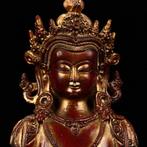 Een fraaie Chinese vergulde bronzenfiguur van Amitayus