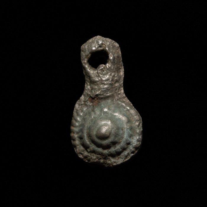 Viking periode Brons Pendant with Domed Central Motif - 28, Antiek en Kunst, Antiek | Overige Antiek