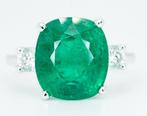 18 karaat Witgoud - Ring - 6.60 ct Smaragd - Levendig groen