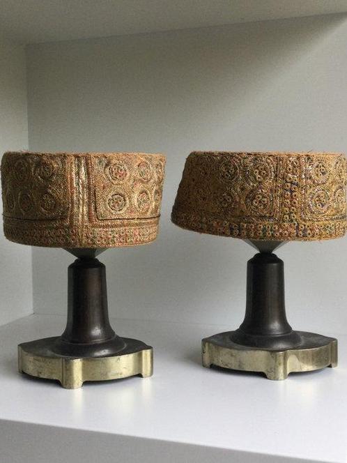 Twee authentieke handvervaardigde hoofddeksels - Goud, Zijde, Antiek en Kunst, Kunst | Niet-Westerse kunst